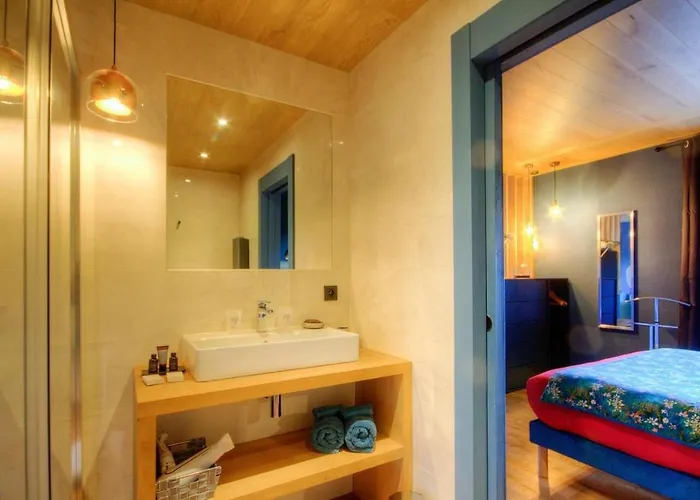 Au Pied Des Oliviers