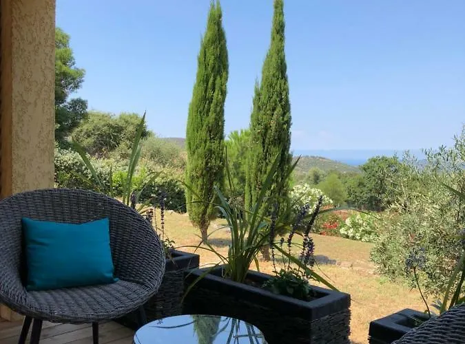 Couette-café Au Pied Des Oliviers 3*